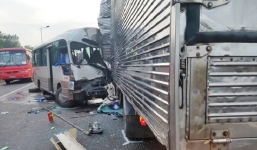 Xe khách đối đầu xe tải ở Đồng Nai, 18 người nhập viện cấp cứu